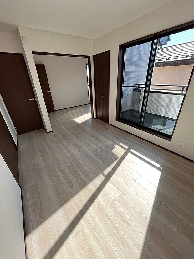 2F 洋室、全室南向きです