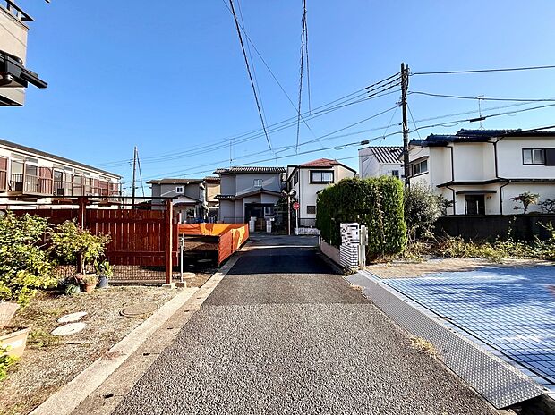 販売現地、前面道路