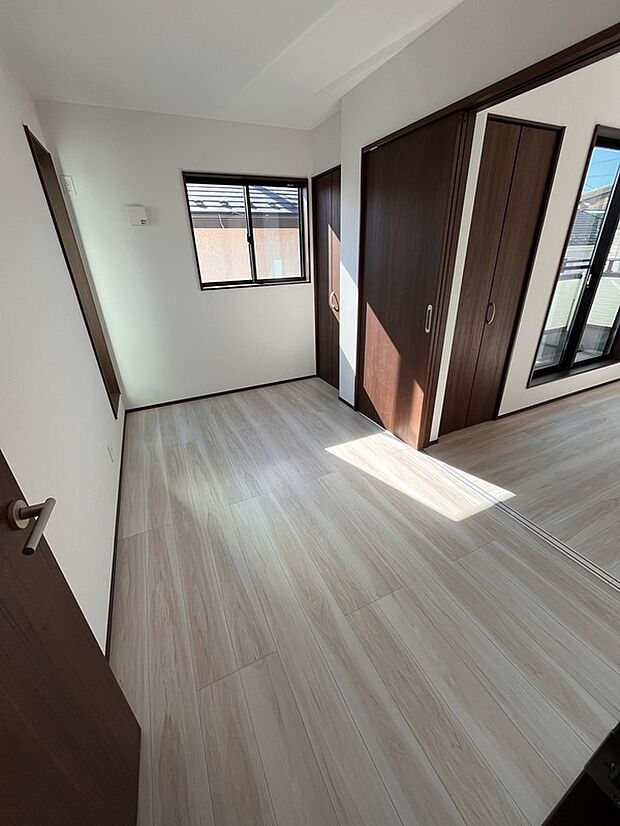 【2F 洋室】全室南向きです