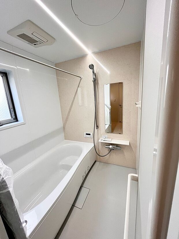 【浴室】ゆったりとした1坪タイプバス、暖房乾燥機能付き