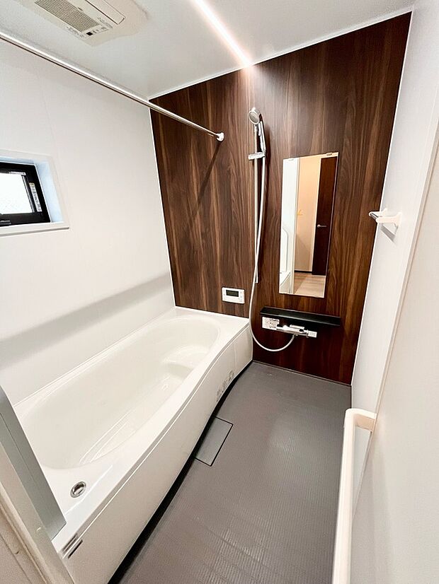 【浴室】ゆったりとした1坪タイプバス、暖房乾燥機能付き