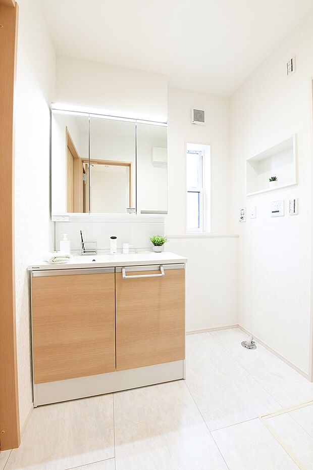 【洗面台・洗面所】ゆとりの広さの洗面室。鏡裏収納付3面鏡型の独立洗面化粧台は、広めで使いやすくお手入れもラクラク。（10号棟）
