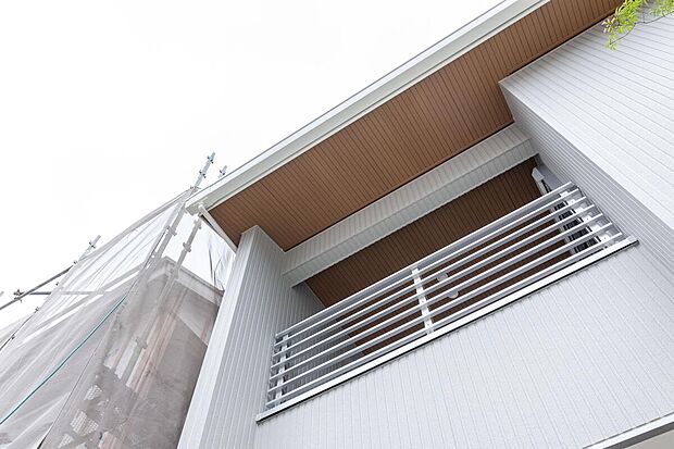 【58号地モデルハウス】軒天に柾目柄とリブラインが美しい軒天井ボードを採用。