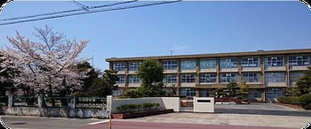 三樹小学校(約821m)