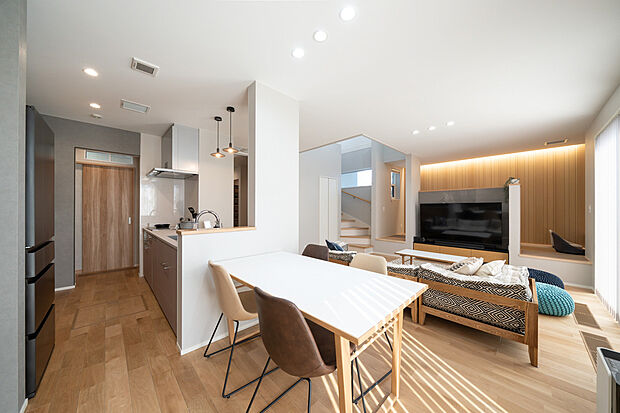 【LDK】LDK・和室・ウッドデッキを合わせると約33帖以上になる大空間