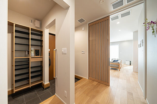 【玄関】収納力たっぷりのシューズクローク