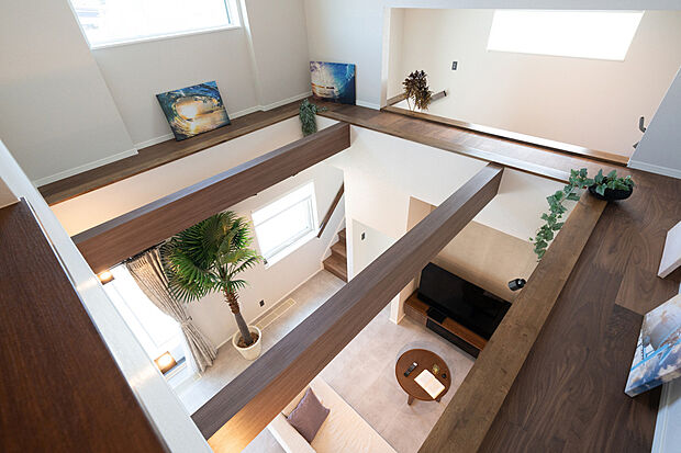 【吹き抜け&キャットウォーク】リビング上は吹き抜けとなっており、開放感ばっちり。スキップフロアから繋がるキャットウォークは猫ちゃんがいるご家族には嬉しい造りですね。