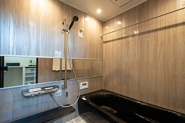 【バスルーム】1.25坪の広さが生み出す余裕ある空間は、快適に足を伸ばせる広々としたバスタブを完備。体全体を包み込むような心地よさを提供し、贅沢なバスタイムを楽しむことができます。