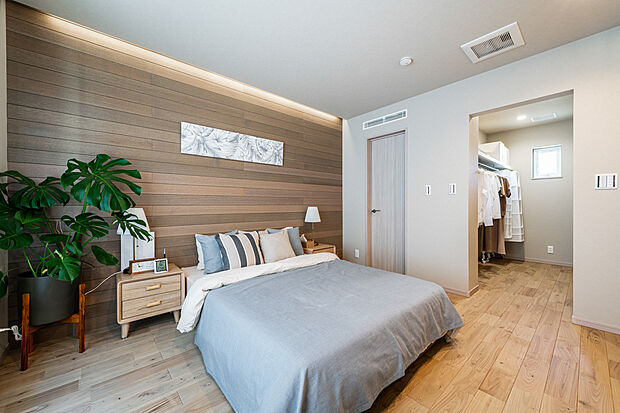 【主寝室(約7帖)】南国の雰囲気でゆったり疲れを癒せる主寝室。奥には書斎とウォークインクローゼットがございます。