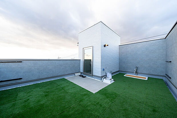 【屋上庭園】夜空の天体観測やグランピングなど、おうち時間をより快適に過ごすことができる家族の開放的なコミュニティ空間としてご利用いただけます。