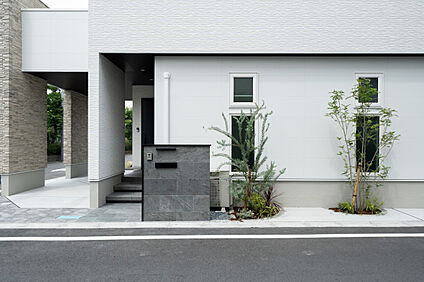 【玄関ポーチ】