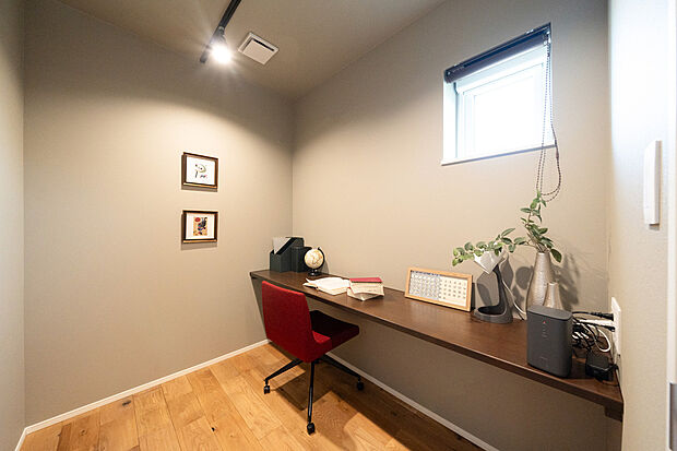 【書斎】リモートワークや趣味にも使える静かな空間。集中できる自分だけの場所です。