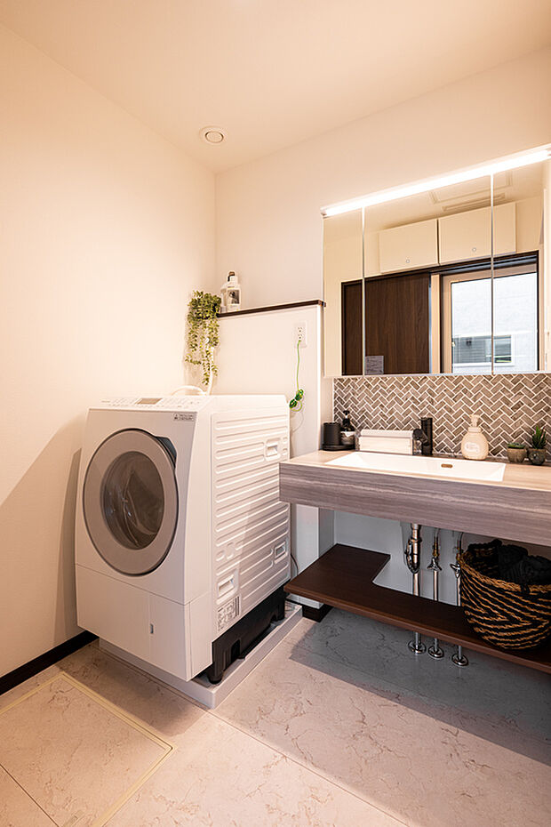 【洗面】ホテルライクな洗面スペースはアクセントにタイルを施し上質感のある空間を演出。