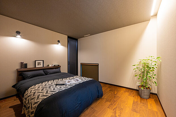 【主寝室】7帖の主寝室では「ダブル+シングル」「キング」「シングル+シングル」などのベッド配置が可能! ライフステージに合わせ柔軟なレイアウトを実現します。