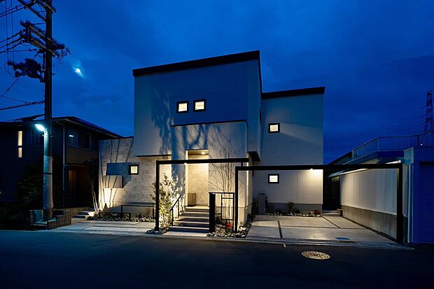 【外観(夜)】昼と夜で異なる表情を楽しめる住まい。ライトアップされた外観が、洗練された上質な暮らしを感じさせます。