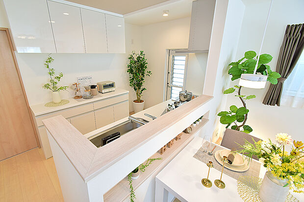 キッチン背面には、収納便利なキャビネット&吊戸棚を設置!(10号地モデルハウス)