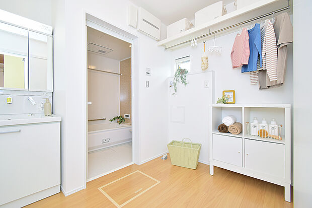 枕棚とパイプを設けた、ゆとりある洗面室(6号地 モデルハウス)