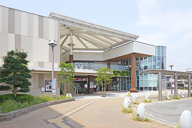 土山駅前の「ＢｉＶｉ土山（1400ｍ～1480ｍ）」。スーパーやドラッグストア、100円ショップ等のある、お出かけや仕事帰りに利用できる便利な施設です。