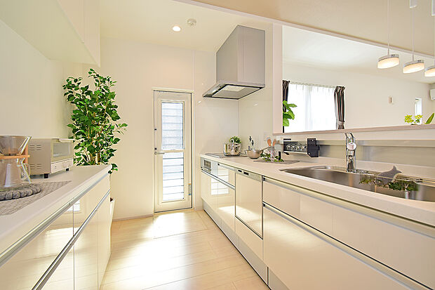 【10号地モデルハウス【ZEH＆IoT住宅仕様付】】清潔感のある爽やかなキッチン。収納も充実！