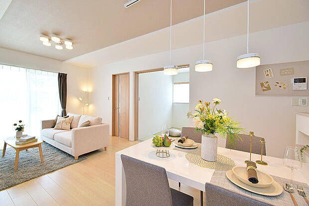 【開放感のある明るい空間です。】(10号地モデルハウス)