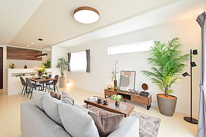 段付天井がつなぐ、広がりあるLDK