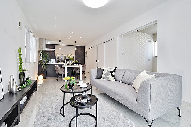 【20帖の広々ＬＤＫ！さらに、続き間で使える和室もあります。】（4号地モデルハウス）