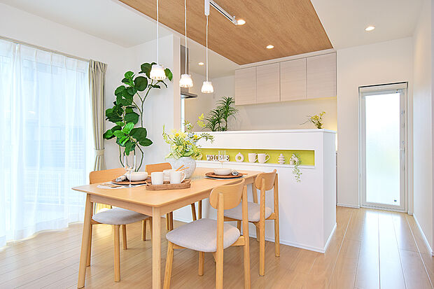 【大きな窓で陽光たっぷりのダイニング】(6号地モデルハウス)