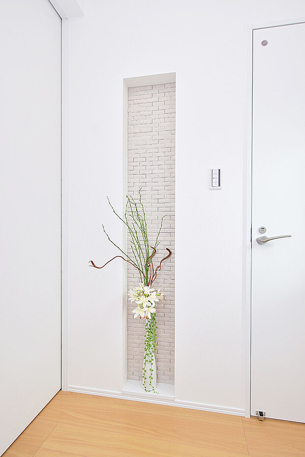 【空間を彩る、エコカラット貼りの玄関ホールニッチ】(6号地モデルハウス)