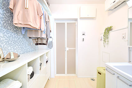 壁一面を収納スペースにした洗面室