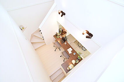 光が広がる吹抜テレワークスペース