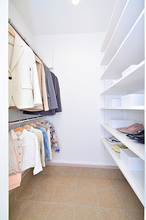 【大容量の玄関土間収納で、玄関はいつもすっきり♪】(11号地 モデルハウス)