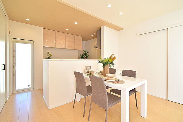 【明るく爽やかなダイニング&キッチン】(11号地 モデルハウス)