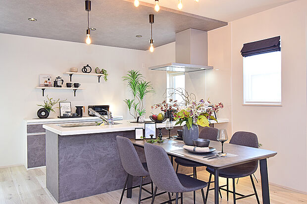 【照明にもこだわった上質感のあるダイニング】(6号地モデルハウス)