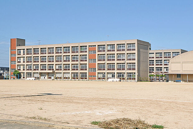 加古川市立別府中学校(約570m)