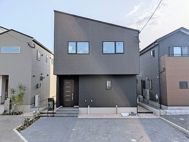 【1号地】シンプルかつスタイリッシュなデザイン。落ち着いた色合いと洗練されたラインの周囲の自然との調和がゆとりのある暮らしを思わせ、住む人に心地よさと安心感を与えます。