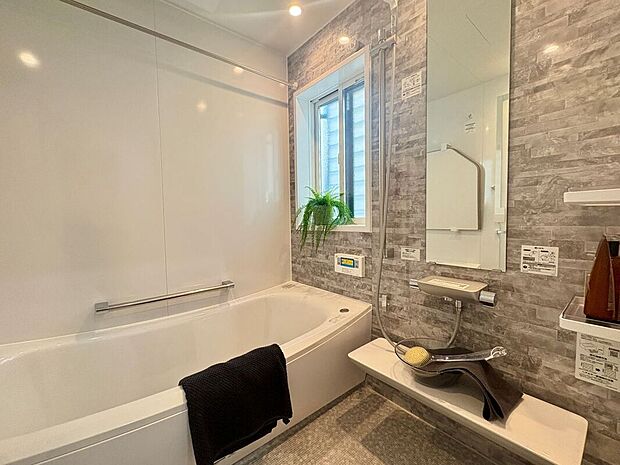 【浴室】壁には全面マグネットがつけられるので、ご家族に合わせた使いやすい収納のレイアウトができます。また梅雨や花粉の時期のお洗濯に便利な浴室乾燥、寒い冬の入浴を快適にする浴室暖房もついています。