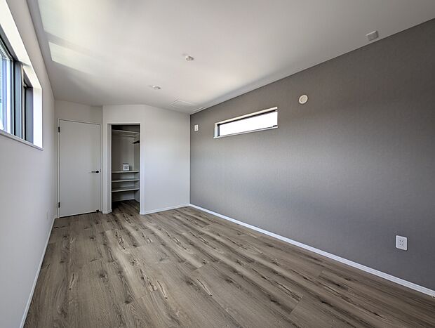 【主寝室】落ち着いた時間が過ごせるゆとりある空間。アクセントクロスがおしゃれで心地よい雰囲気を演出します。ウォークインクローゼットはシステム収納付、衣服や小物をすっきりと収納することができます。