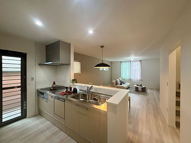 【キッチン】家族とのつながりを大切にした対面式キッチンは、料理をしながら会話を楽しめる家族の温かさを感じる空間です。豊富な収納と使いやすい設備が整い、使いやすさとデザイン性を兼ね備えています。