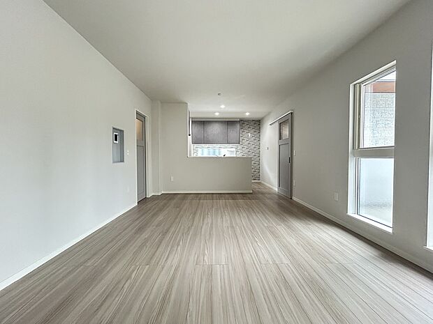 【2号地リビング】明るく開放感あふれるリビング。窓からの自然光が明るく心地よい空間を作り出します。シンプルな内装は家具やインテリアとの相性も良く、家族団らんや友人との集まりに最適な場所です。