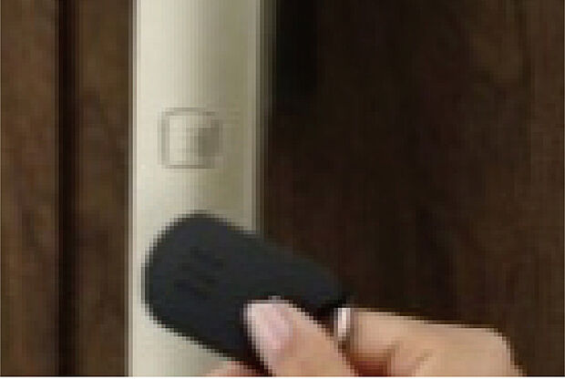 【タグキー】タグキーをハンドルにピタっと近づけるだけで玄関ドアの施解錠ができます。（※イメージ）
