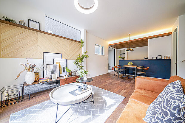 【近隣MODEL HOUSE 公開中】天井高さ2.7mの解放感。キッチンは下り天井を採用。間接照明がダイニングを優しい光で包み込みます。※2026年2月撮影