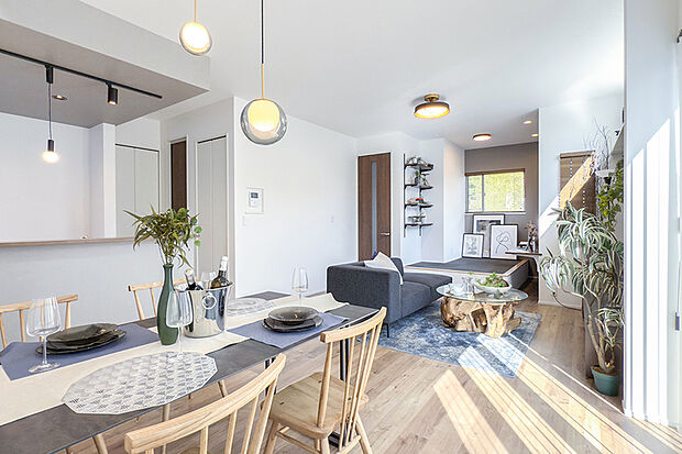 【現地MODEL HOUSE 04】天井高さ2.7mに加え掃き出し窓高さ2.2mを採用。明るく開放的なLDKが魅力的です。※2026年2月撮影