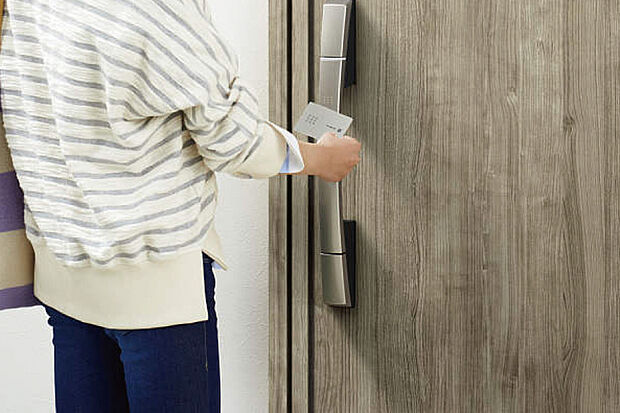 【カードタイプのピタットKey】カードキーをハンドルに近づけるだけで、玄関ドアの施錠・解錠が可能です。