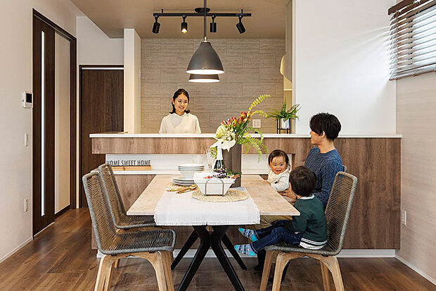 【ハイオープンキッチン】開放的な対面式キッチンは、家族の声や姿を感じられて安心して料理を楽しめます♪