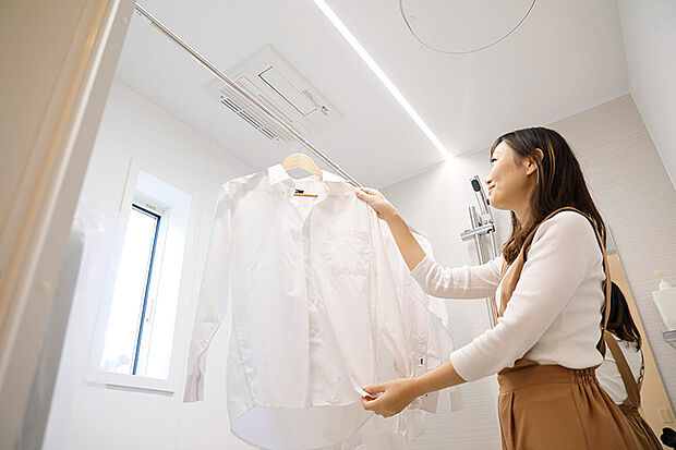 【バスルーム/浴室暖房乾燥機】雨の日や外出時に洗濯物を干せて便利です。寒い時は、あらかじめ室内を暖めて快適に入浴できる暖房付き乾燥機です。