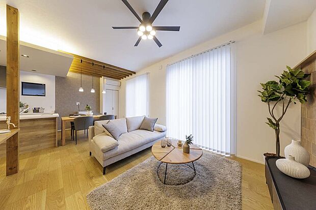 【モデルハウス1号棟】【明るく開放的なリビング】2ヶ所の掃き出し窓が光と風を取り込み、リビングをより広く、心地よい空間にします。※1号棟/2025年12月撮影