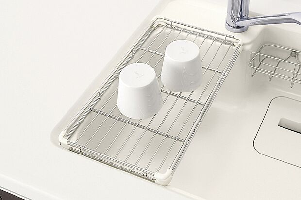 【クリナップ/水切りメッシュプレート」】シンクにぴったりと取り付けられるよう設計されているので、がたつきが少なく食器類を安定してのせることができるます。