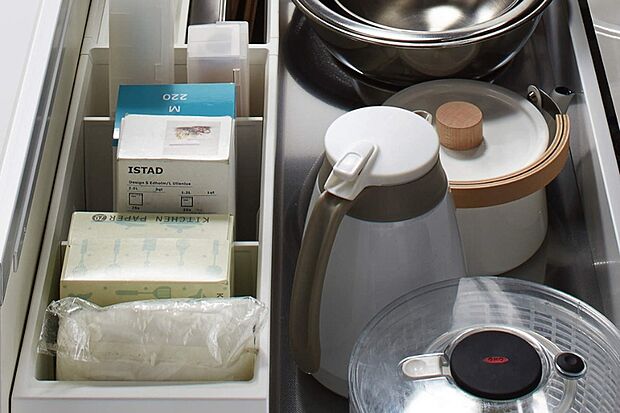 【クリナップ／シンクキャビネット】水まわりで使うボウルやザルなどをまとめて収納。包丁やまな板、ラップ類をしまえ、スムーズに出し入れできます。