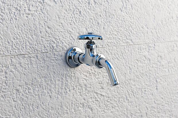 【バルコニー水栓】バルコニーのお掃除はもちろん、ガーデニングにも利用できる便利な水栓。