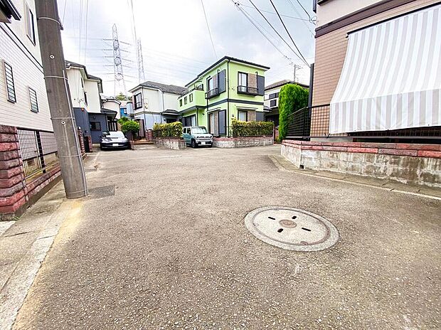 接道道路は交通量が少なく、静かで安心の住環境。駐車しやすい設計で、運転が苦手な方も安心。家族のカーライフを快適にサポートします。